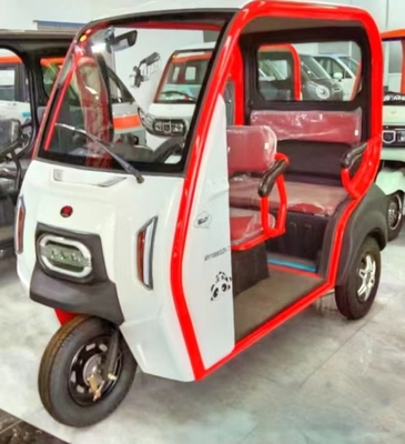 Triciclo elétrico de potência com velocidade máxima de 50-70Km/h e design fechado, tripulado e semi-fechado