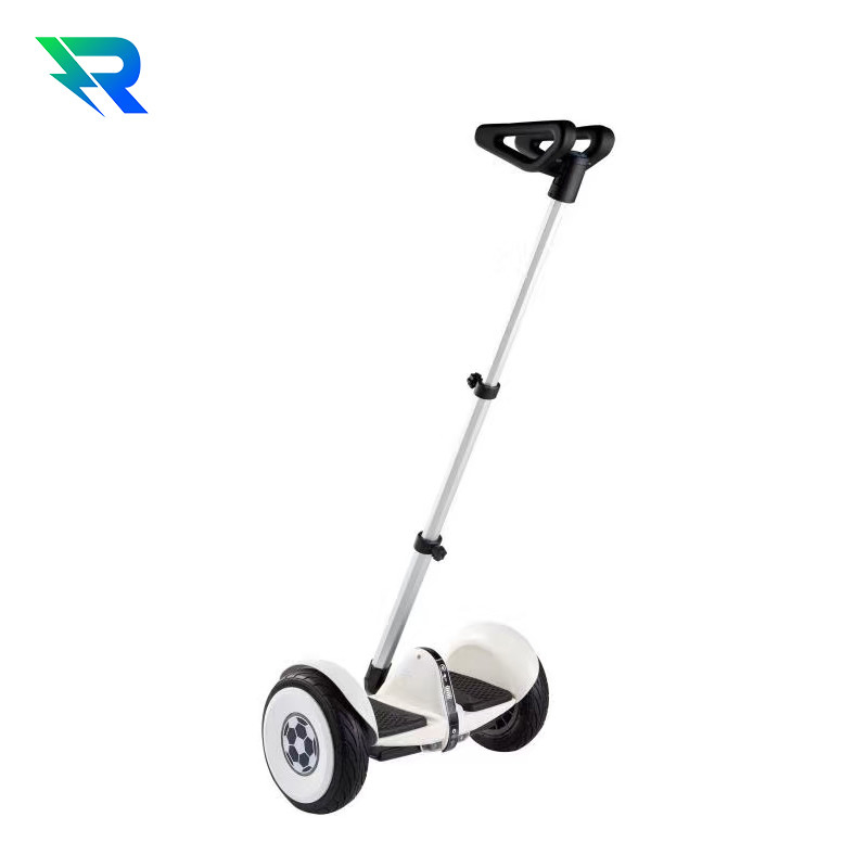 As crianças dão hoverboards de 2 rodas com alto-falante sem fio e alcance de 5-10KM por carga por tipo eletrônico inteligente